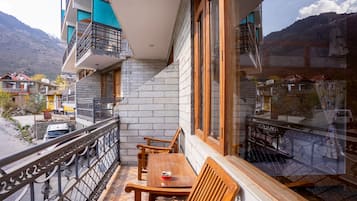 4 Bed Premium Mixed Dorm | 阳台景观