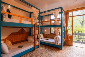 6 Bed Mixed Dorm | Balcón