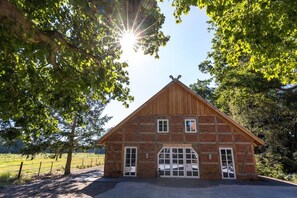 尊荣套房, 无障碍, 花园景观 | 起居区 | 平板电视