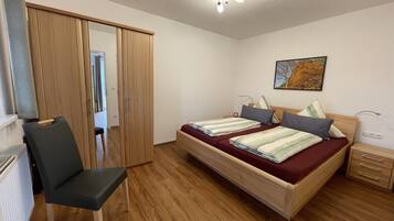 Premium-suite - handicapvenligt - udsigt til have | 1 soveværelse, individuelt design, gratis Wi-Fi, sengetøj