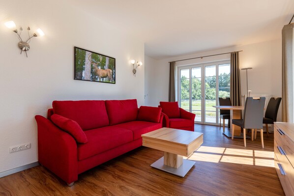 Premium-Suite, barrierefrei, Gartenblick | Wohnbereich