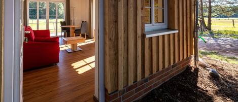 Suite Premium, con acceso para personas discapacitadas, vista al jardín | Área de sala de estar | Televisión de pantalla plana