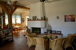 Lobby sitting area - Hotel TraumzeitHof (Eschede)