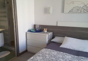 Literie de qualité, couette en duvet, coffre-fort, décor unique