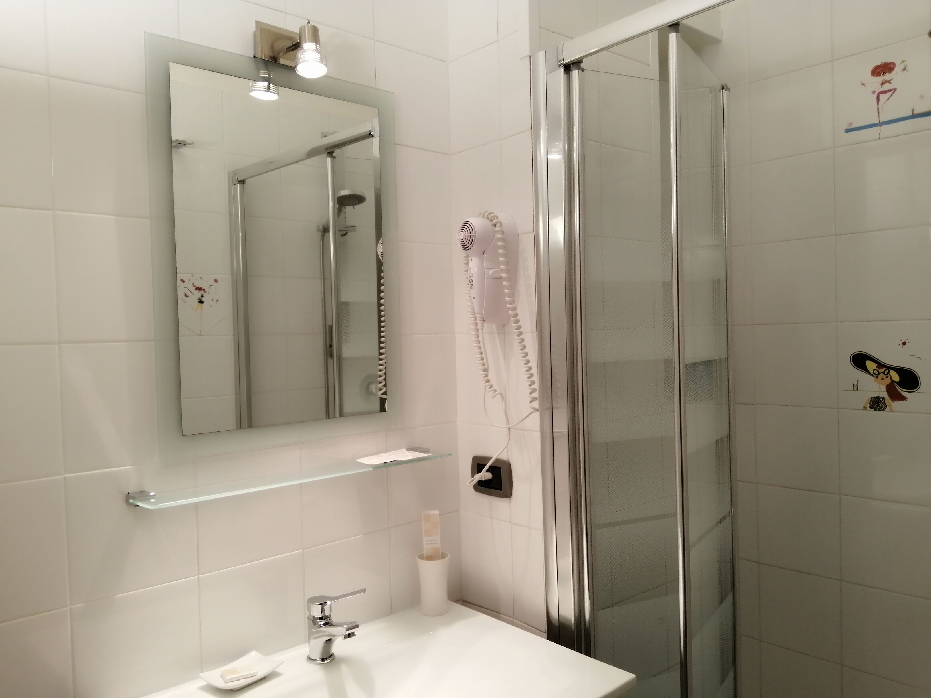 Camera singola | Bagno | Doccia, set di cortesia gratuito, asciugacapelli, bidet