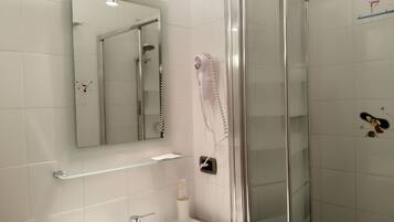 Camera singola | Bagno | Doccia, set di cortesia gratuito, asciugacapelli, bidet