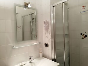 Habitación individual | Baño | Ducha, artículos de higiene personal gratuitos, secador de pelo y bidé