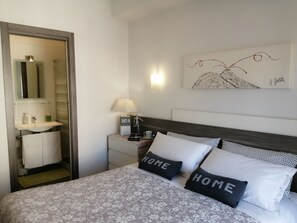 Double Room, Balcony | Premium bedding, down duvets, in-room safe, individually decorated - B&B Carolina Napoli-Vomero (Naples)