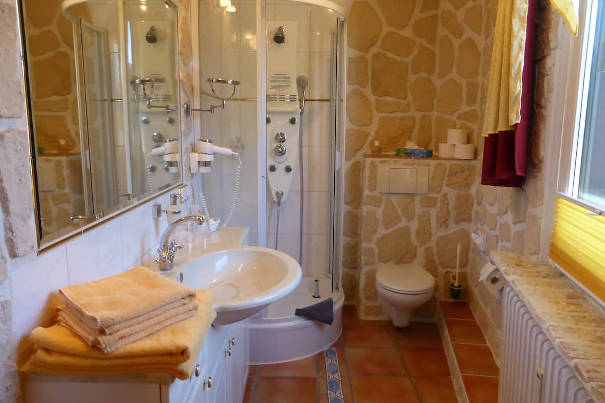 Dusche, kostenlose Toilettenartikel, Haartrockner, Bidet