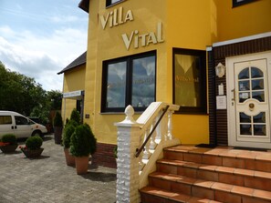 المنشأة من الخارج