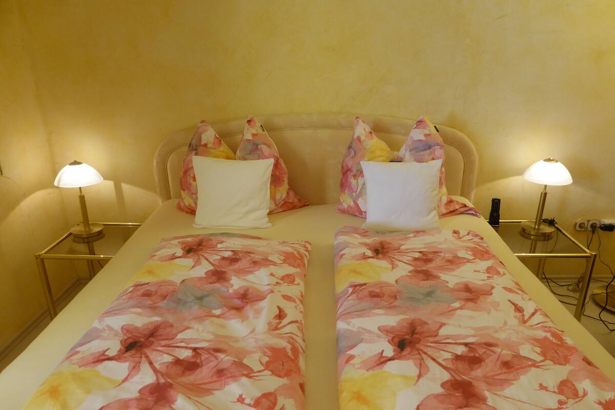 Hypo-allergenic bedding, in-room safe, desk, blackout drapes
