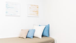 Studio (1 Bedroom) | Fer et planche à repasser, lit de bébé (supplément)