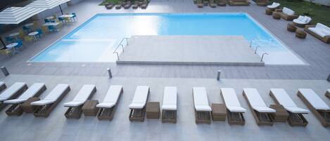 Piscine extérieure, chaises longues