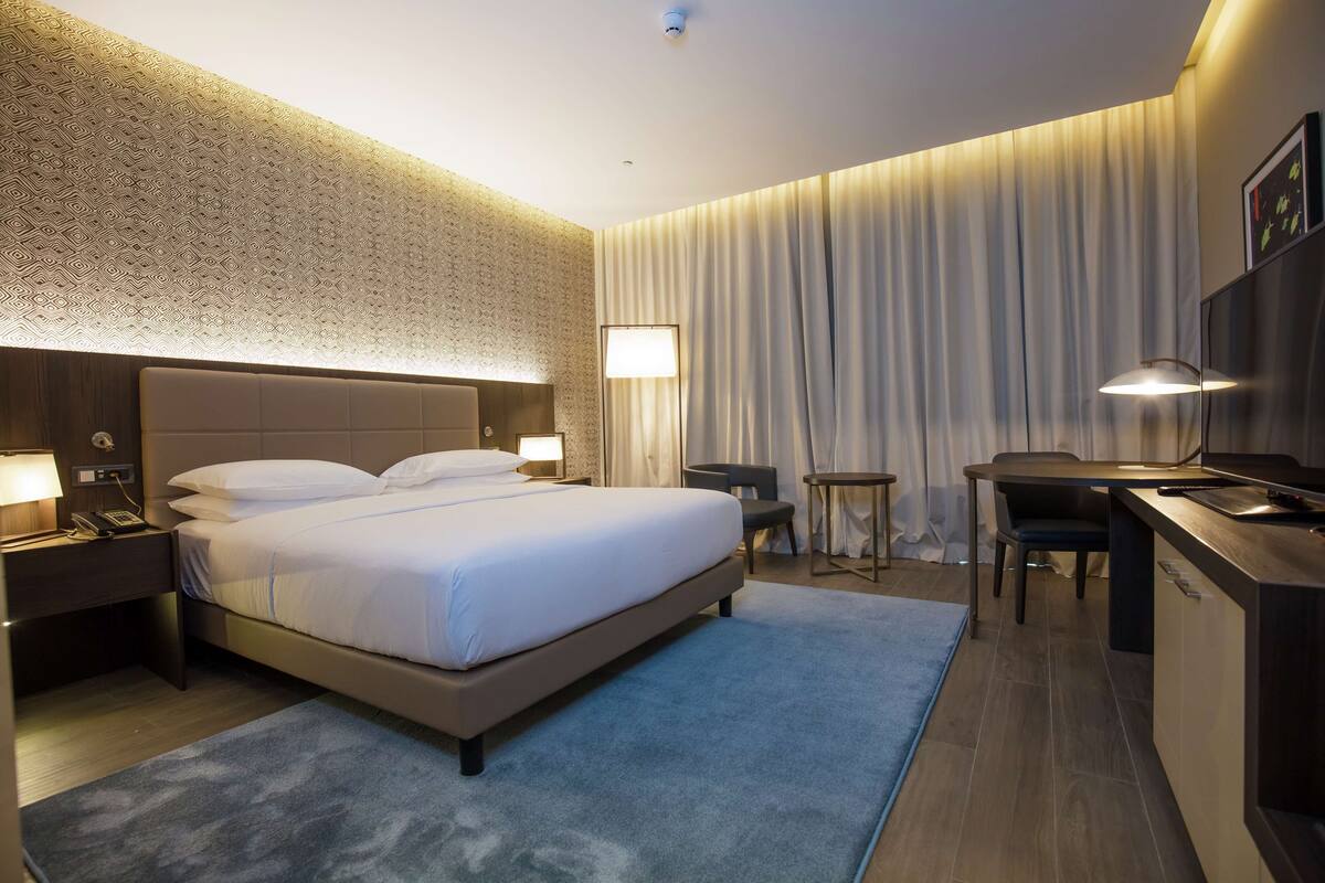 room, 1 king bed | minibar, in-room safe, desk, blackout curtains