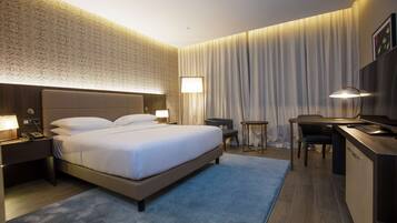 Room, 1 King Bed | Minibar, in-room safe, desk, blackout drapes