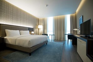 ميني بار وخزنة داخل الغرفة ومكتب وستائر تعتيم