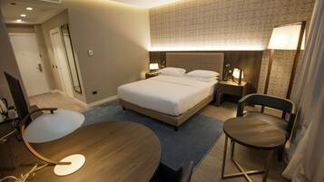 Minibar, coffres-forts dans les chambres, bureau, rideaux occultants