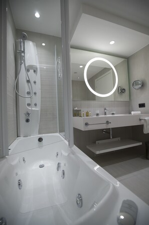 Minibar, in-room safe, desk, blackout curtains - Doubletree by Hilton Pointe-Noire (Pointe-Noire)