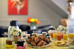 Petit déjeuner buffet (9 EUR par personne)