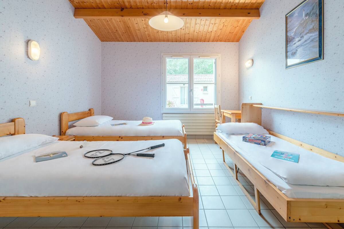 Family Twin Room, 2 Twin Beds & Extra child bed | 무료 유아용 침대, 침대 시트