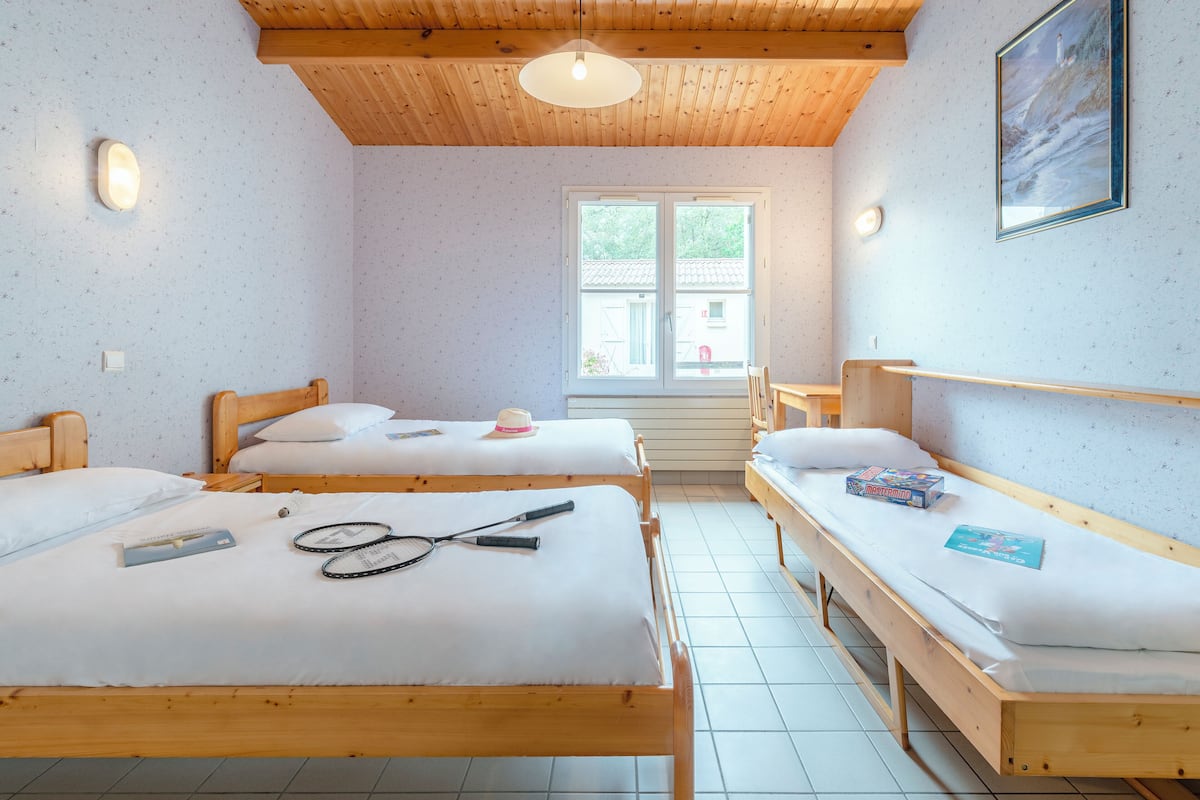 Family Twin Room, 2 Twin Beds & Extra child bed | Free cribs/infant beds, bed sheets