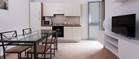 Apartment (1 Bedroom) | Private kitchenette | Full-sized fridge, microwave, oven, stovetop
