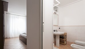 アパートメント (1 Bedroom) | バスルーム | シャワー、レインフォールシャワー、バスアメニティ (無料)、ヘアドライヤー