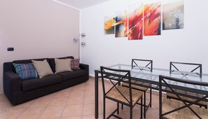 Appartamento (1 Bedroom) | Area soggiorno | TV a schermo piatto