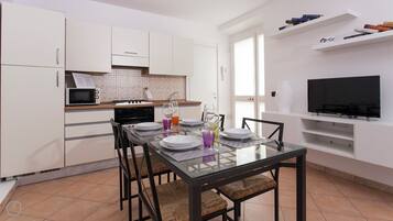 Apartment (1 Bedroom) | Private kitchenette | Full-size fridge, microwave, oven, stovetop