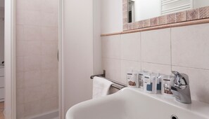 Lejlighed (1 Bedroom) | Badeværelse | Bruser, brusehoved med spredningseffekt, gratis toiletartikler