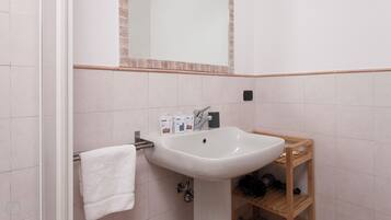 Apartment (1 Bedroom) | Bathroom | Shower, rainfall showerhead, free toiletries, hair dryer