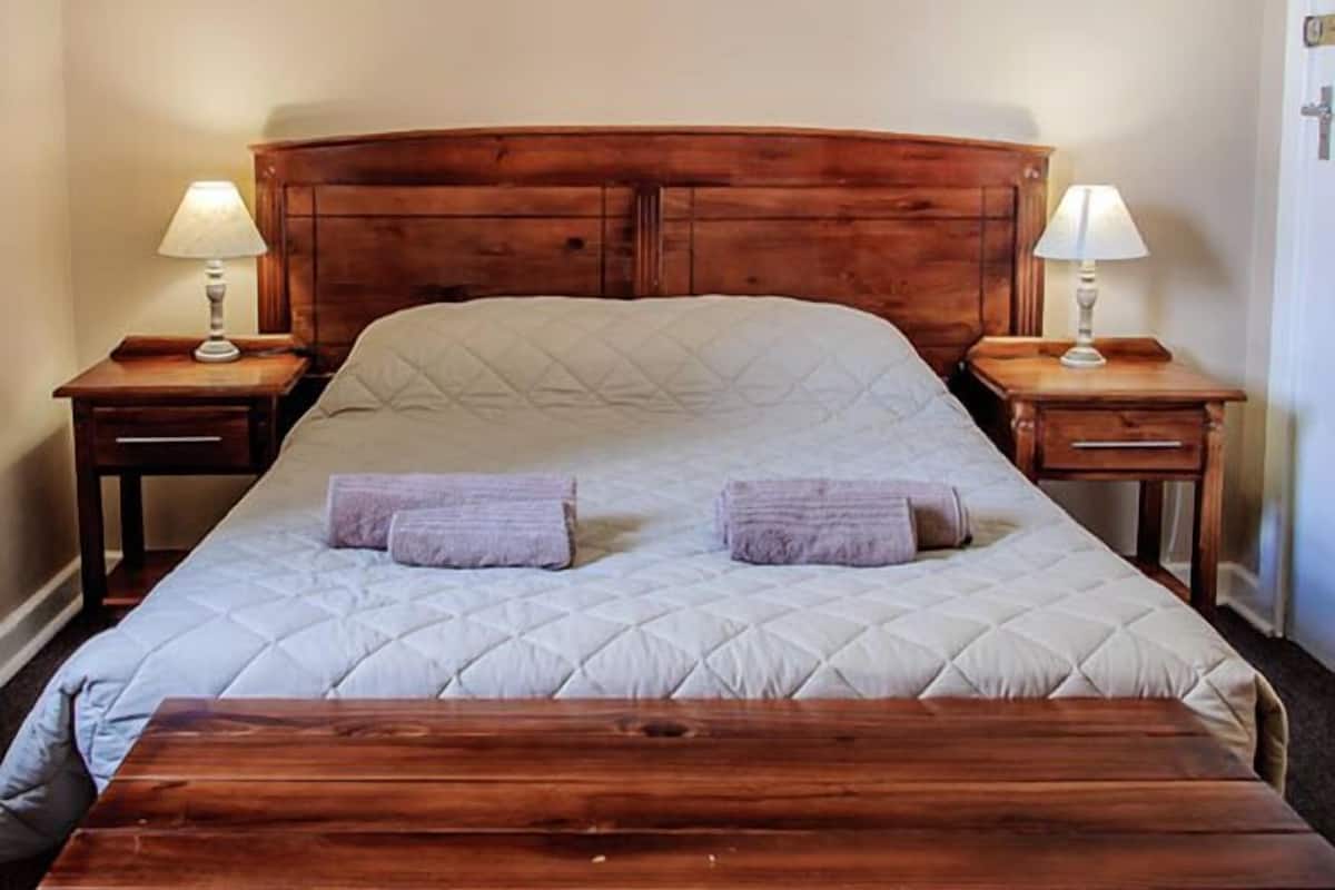Luxe kamer | Een bureau, babybedden, beddengoed