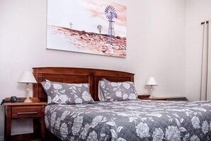 Quarto superluxo | Escrivaninha, berços (sobretaxa), roupa de cama