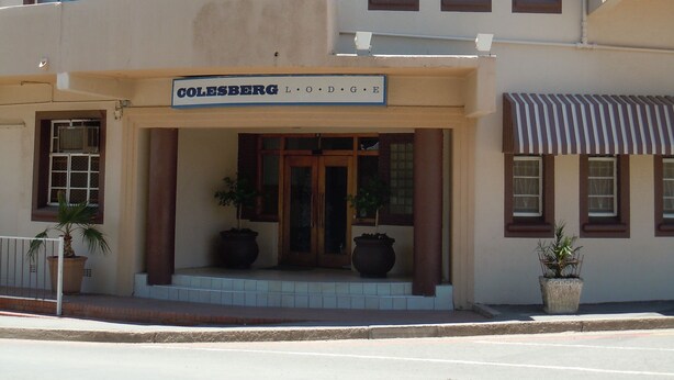 Un edificio con un letrero que dice "COLESBERG LODGE".