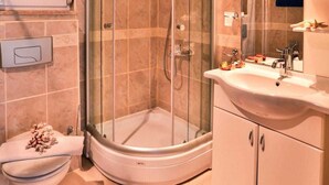 Apartamento | Banheiro | Chuveiro, secador de cabelo, toalhas de banho 
