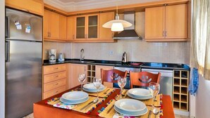 Apartamento | Cozinha americana privada | Cafeteira/chaleira, geladeira grande, fogão, cooktop