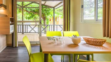 Bungalow Supérieur, 3 chambres | Cuisine privée | Réfrigérateur, micro-ondes, plaque de cuisson, cafetiÚre/bouilloire