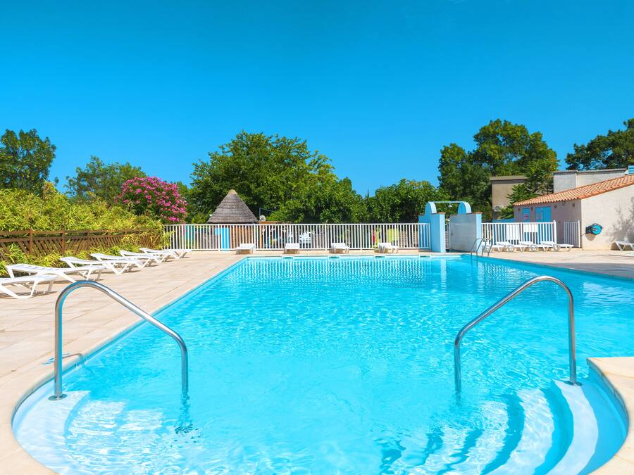 Alberca al aire libre por temporada y sombrillas en la alberca