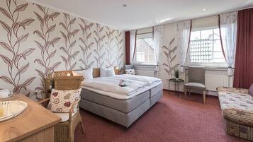 1 Schlafzimmer, Zimmersafe, individuell dekoriert, Schreibtisch