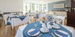 Petit déjeuner buffet (15 EUR par personne)