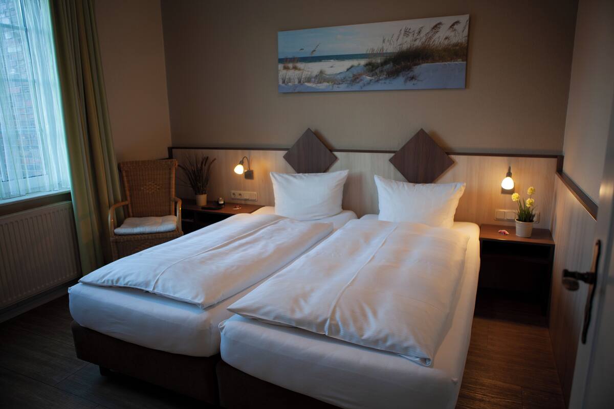 クラシック ルーム | セーフティボックス (室内)、デスク、遮光カーテン、WiFi (無料)