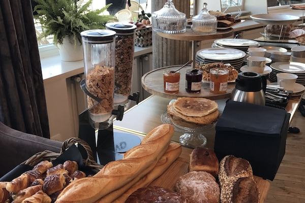 Daily continental breakfast (EUR 15 per person)