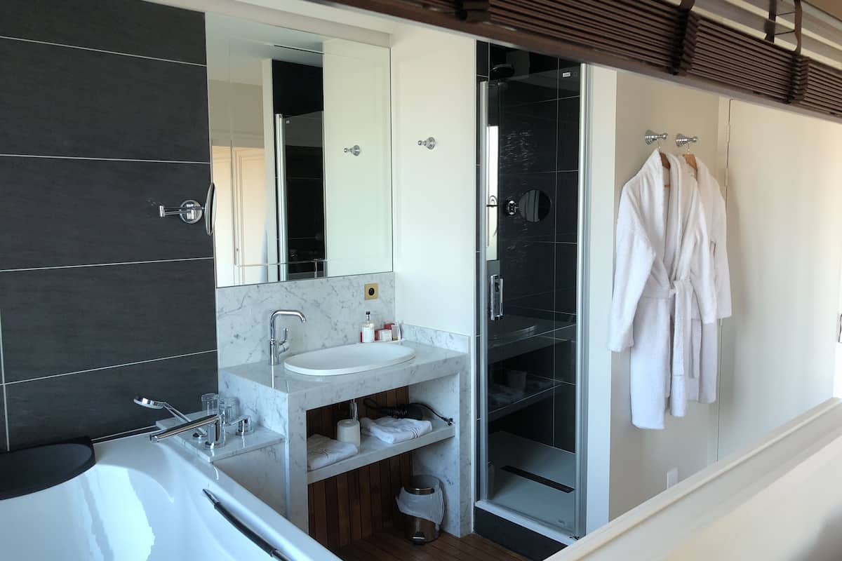 suite, terrace | bathroom | free toiletries, hair dryer, slippers, towels