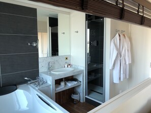 Suite, Terrace | Bathroom | Free toiletries, hair dryer, slippers, towels - Aux Waterzooï (Dunkirk)