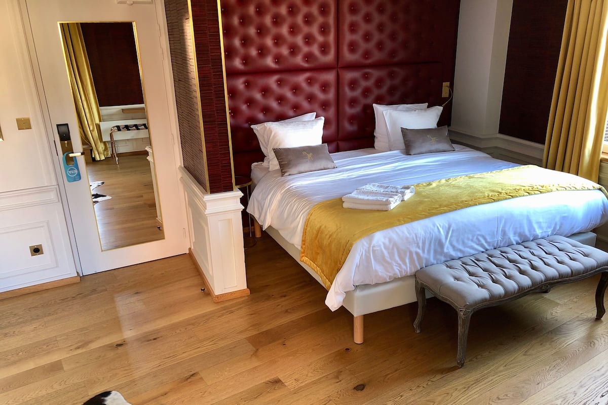 Suite, terrasse | Skrivebord, blendingsgardiner, lydisolert og strykejern/-brett