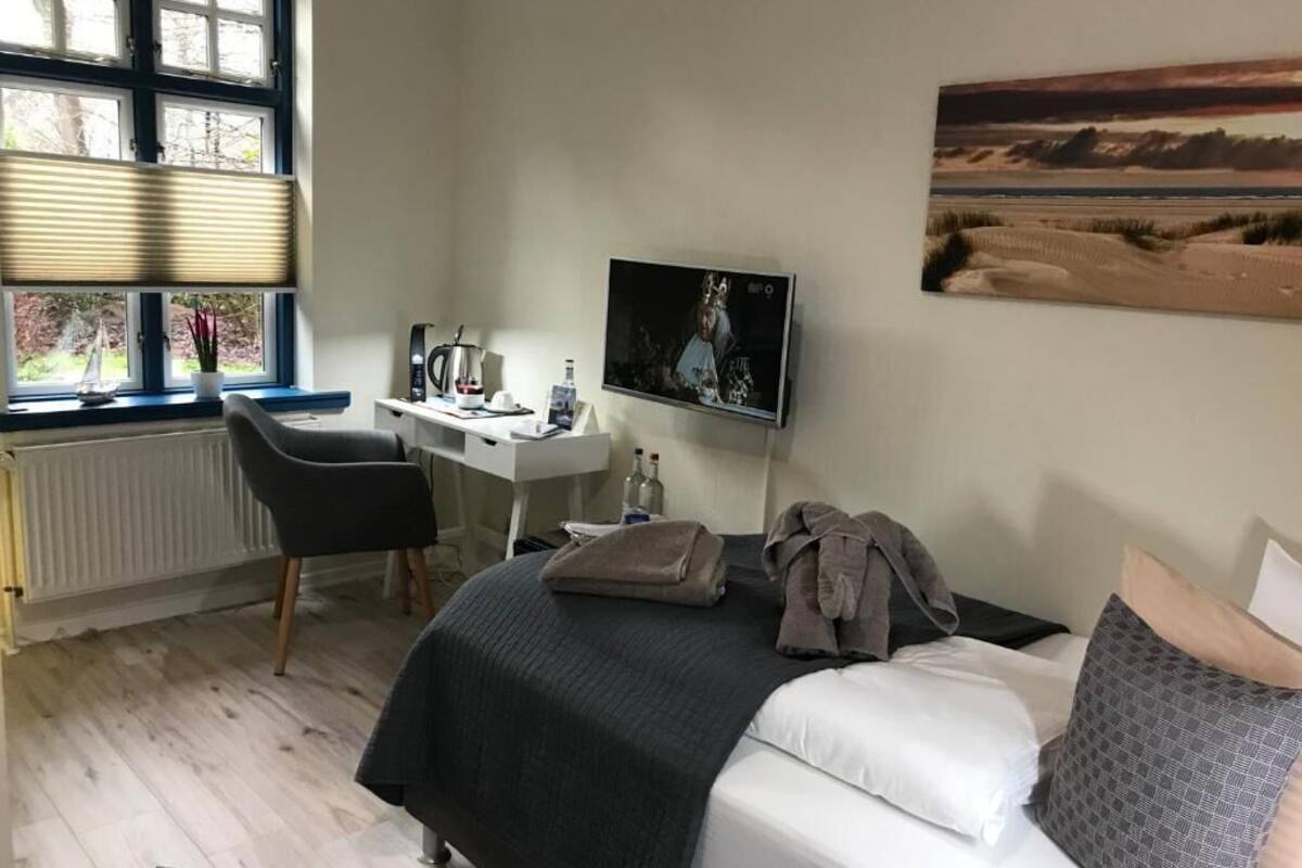 Superior Single Room | Premium bedding, individually decorated, individually furnished, desk