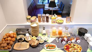 TĂ€gliches inbegriffenes FrĂŒhstĂŒcksbuffet