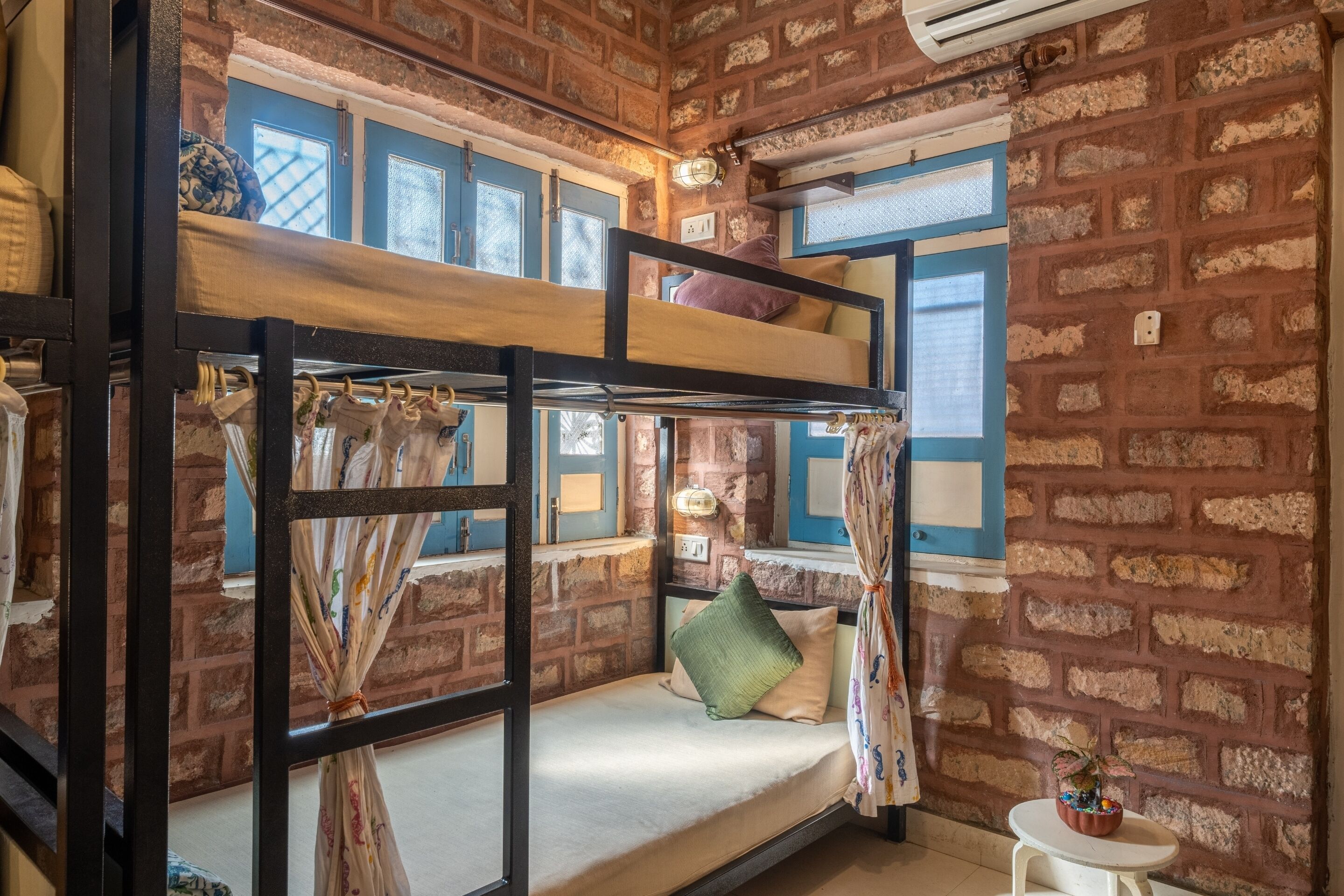 8 Bed Mixed AC Dorm | Free WiFi, bed sheets