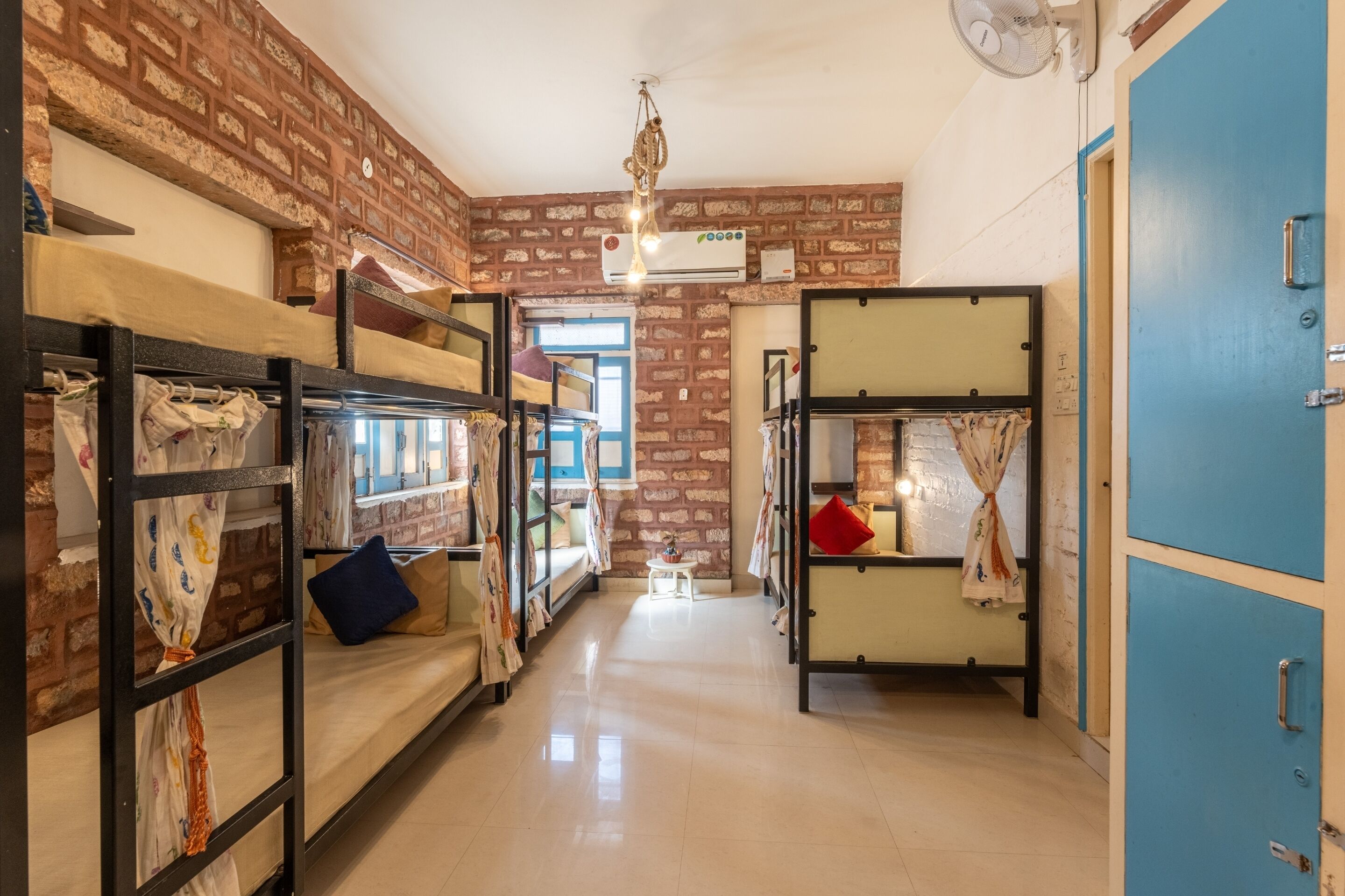 8 Bed Mixed AC Dorm | 무료 WiFi, 침대 시트