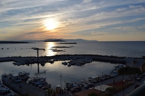 Habitación Deluxe con 1 cama matrimonial o 2 individuales, 2 camas individuales, vista al mar | Vista a la playa o el mar